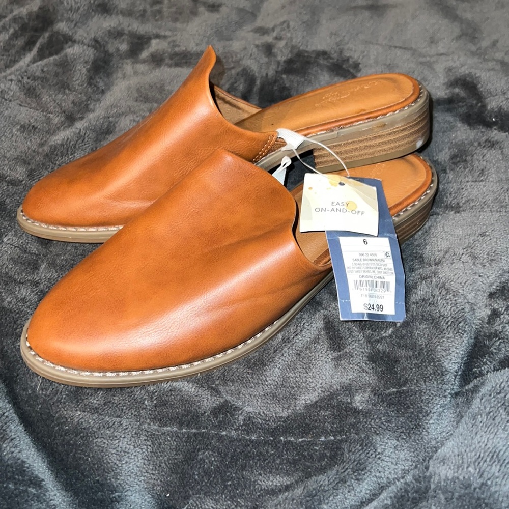 Universal Thread Women’s Slip On size 6